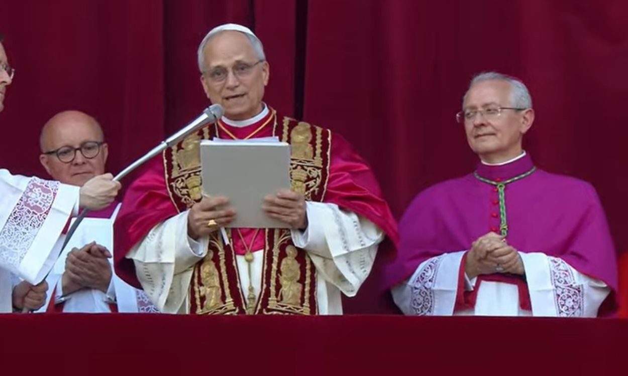 El papa León XIV en su primer discurso en la plaza de San Pedro. EP.