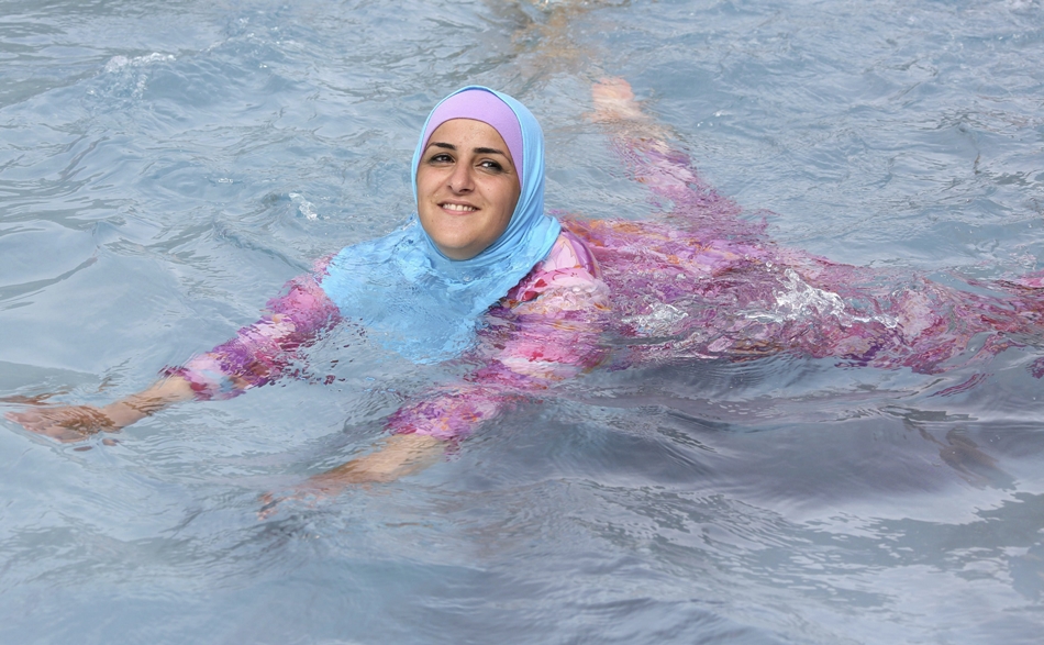 Una mujer turca se baña en una piscina en Berlín con el denominado 'burkini'. 