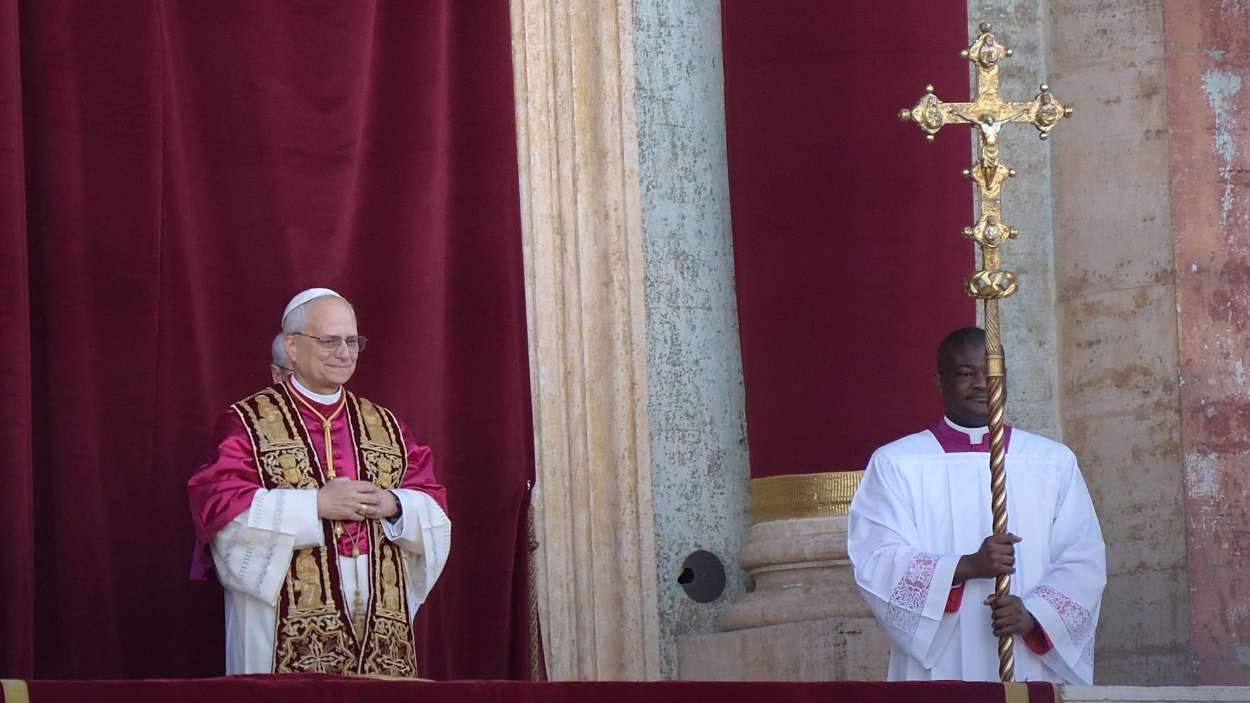 El cardenal Robert Prevost, Papa León XIV, el Papa número 267 de la historia, comparece ante sus fieles, en el balcón de la Basílica de San Pedro. EP.