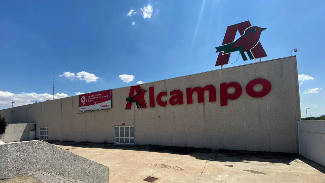 La cadena de supermercados Alcampo recortará plantilla en un total de 152 establecimientos. EP.