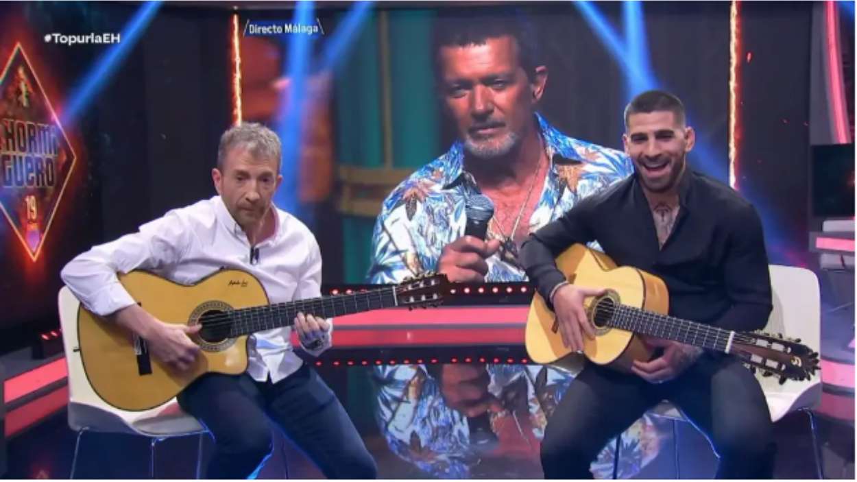 Ilia Topuria sorprendido por Antonio Banderas en su visita a 'El Hormiguero'. 