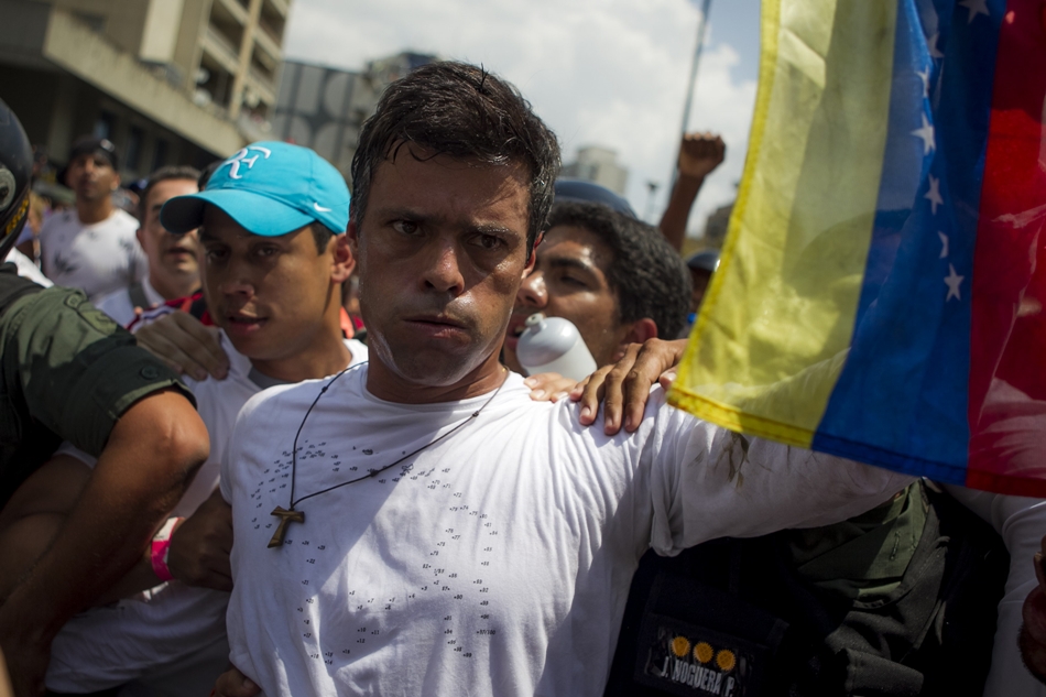 Momento en que Leopoldo López se entregó a las autoridades venezolanas en 2014. (Foto: EFE)