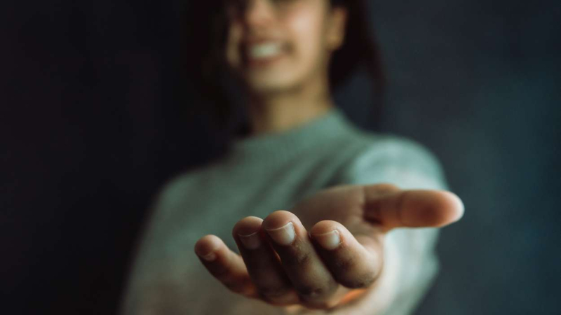 Una mujer da la mano a la cámara Una mujer da la mano a la cámara
