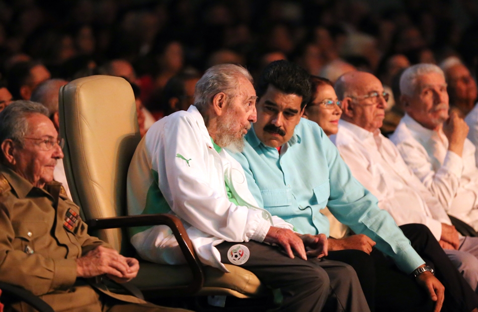 Fidel Castro durante su aparición pública de ayer con motivo de su 90 cumpleaños. 