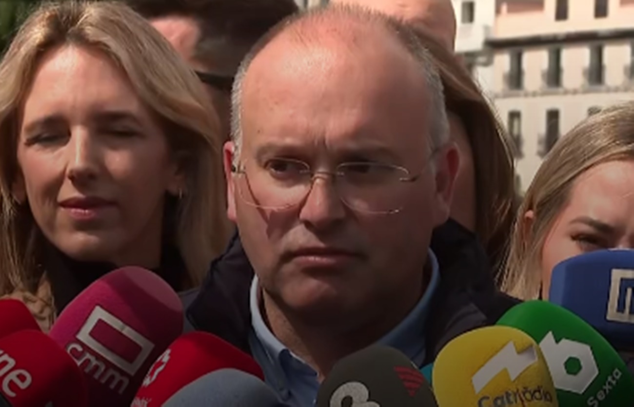 Miguel Tellado hace declaraciones a los medios desde la concentración en la Plaza de Colón para pedir la dimisión de Pedro Sánchez