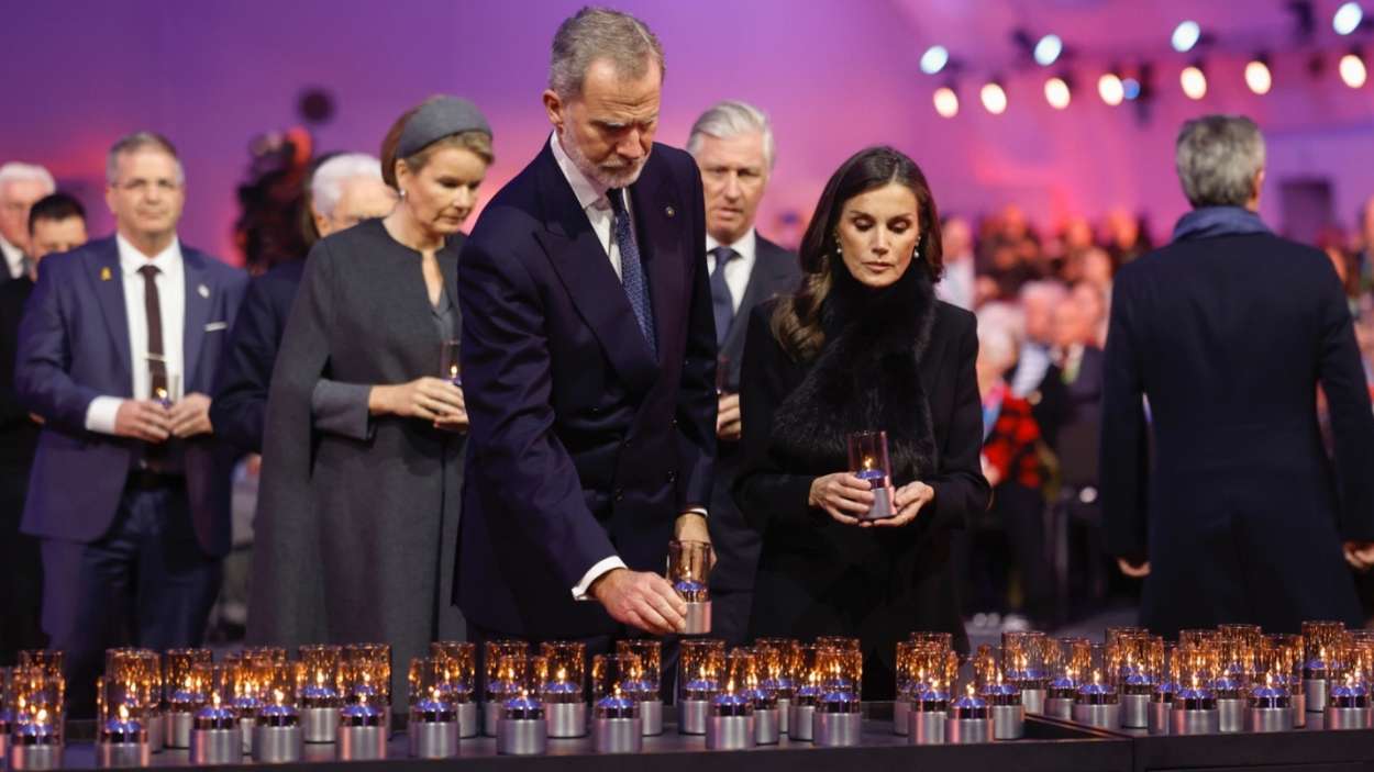Los Reyes rinden tributo a las víctimas del Holocausto. ZARZUELA 