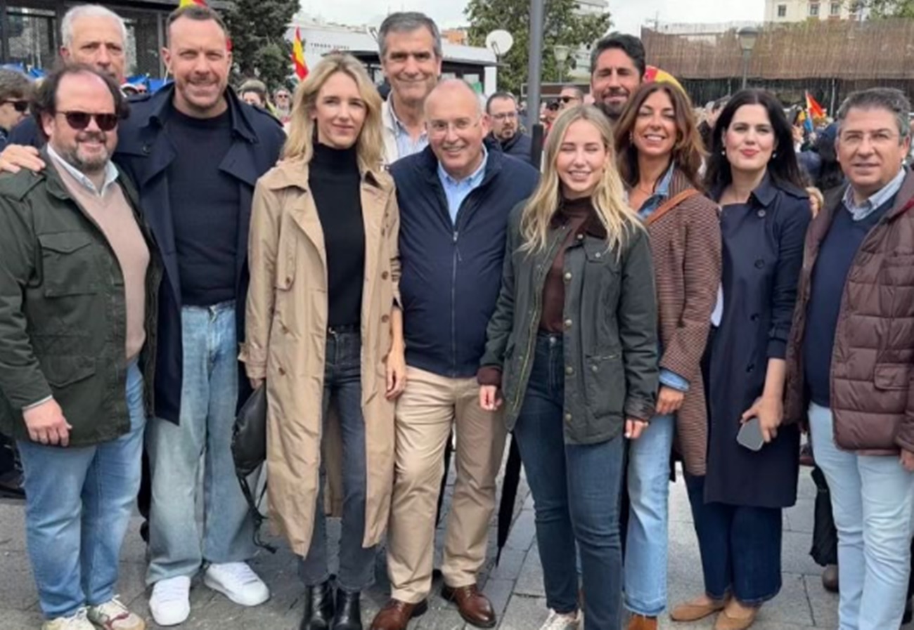 Representantes del Partido Popular en la manifestación para exigir la dimisión de Pedro Sánchez del 10 de mayo de 2025 (Foto: @jaiernoriegago)