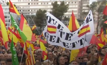 Pancarta 'Que te vote Gepetto' en la manifestación contra Pedro Sánchez Pancarta 'Que te vote Gepetto' en la manifestación contra Pedro Sánchez