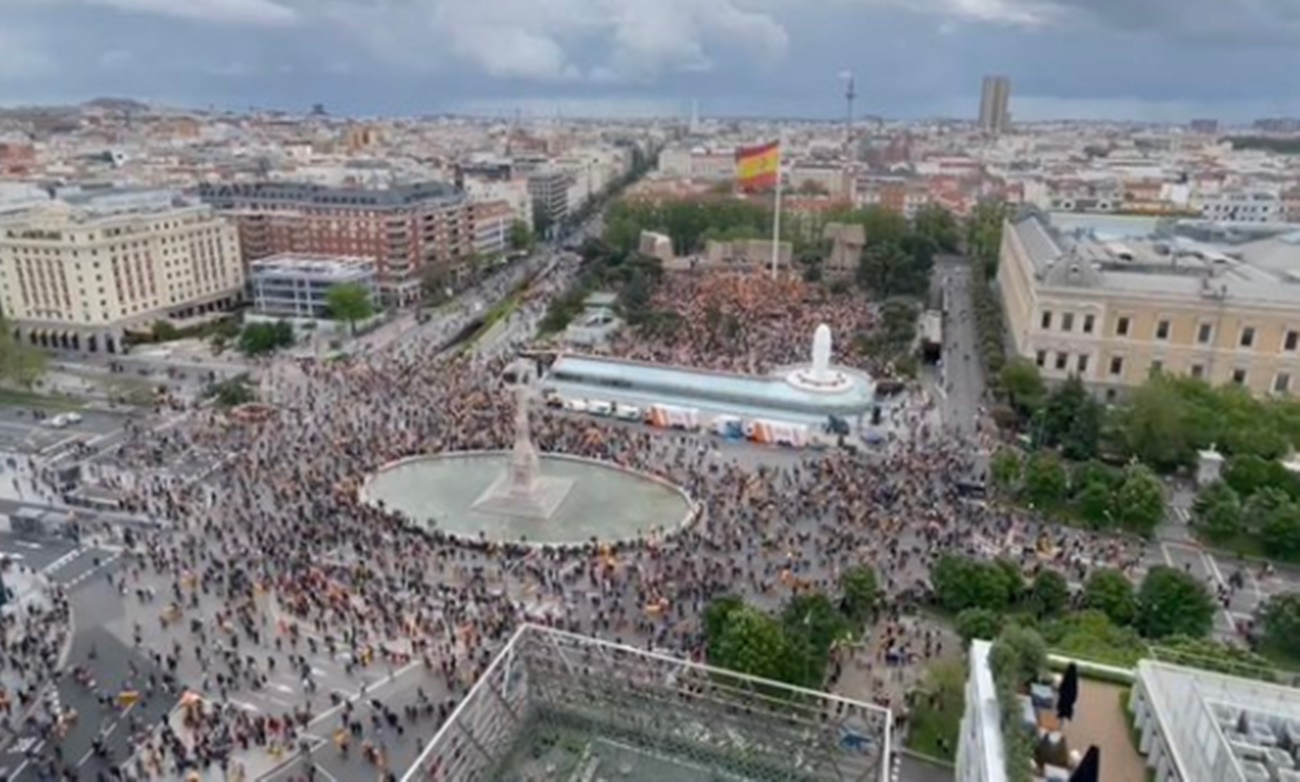 Manifestación contra Pedro Sánchez en la Plaza de Colón el 10 de mayo de 2025