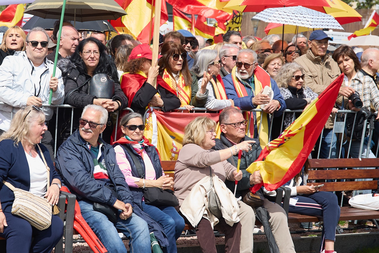 Algunos de los asistentes a la concentración contra Pedro Sánchez en la Plaza de Colón (Foto: EP)
