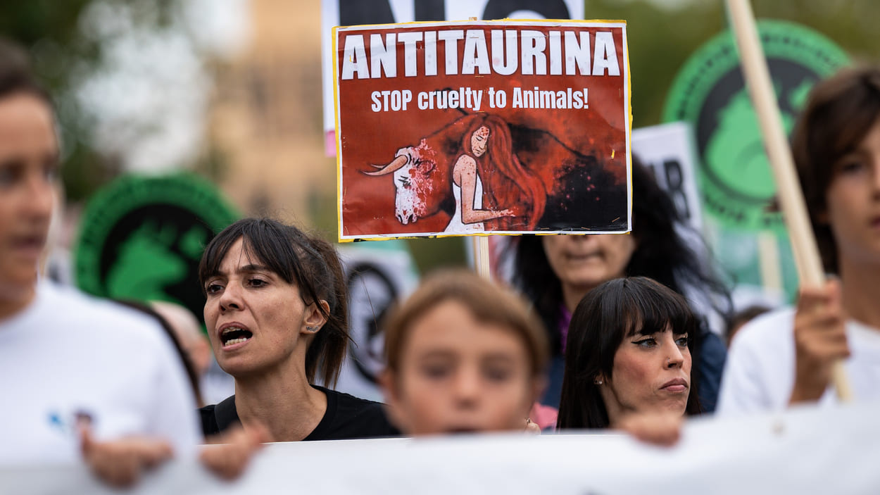 Personas participan en una manifestación antitaurina, en las inmediaciones de la plaza de toros de las Ventas, a 16 de septiembre de 2023, en Madrid (España). EP. 