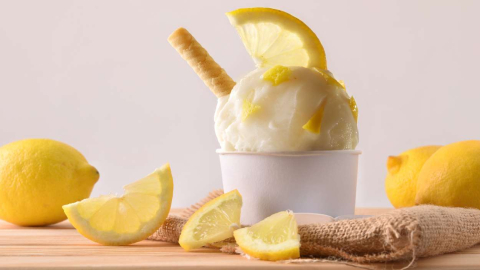 El postre italiano con limón que se prepara en solo cinco minutos (y solo necesitas tres ingredientes)