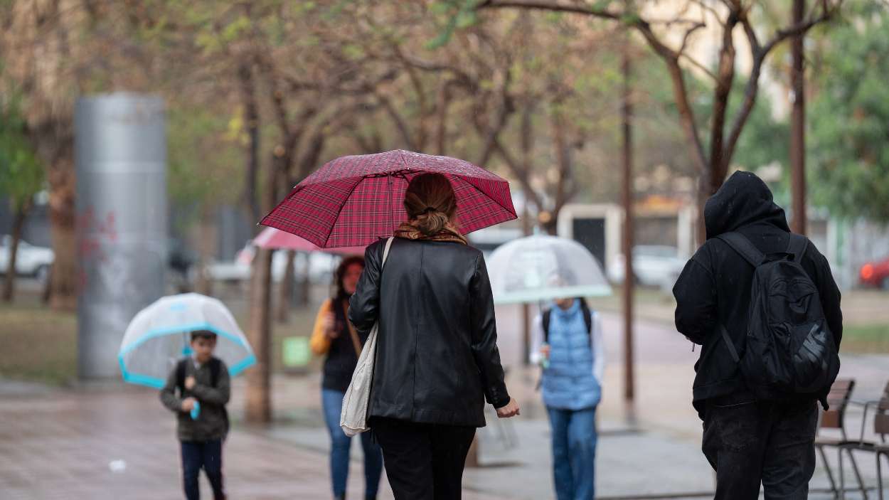 Varias personas con paraguas pasean por Barcelona. EP