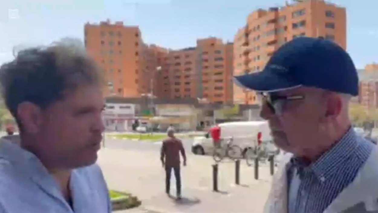 La lección de un anciano ante un comunicador crítico con la democracia: "Los políticos son el reflejo de la sociedad"