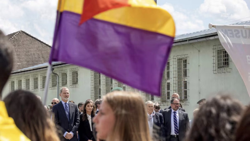 Los reyes Felipe VI y Letiza Ortiz ante una bandera republicana en un campo de exterminio nazi. EP Los reyes Felipe VI y Letiza Ortiz ante una bandera republicana en un campo de exterminio nazi. EP