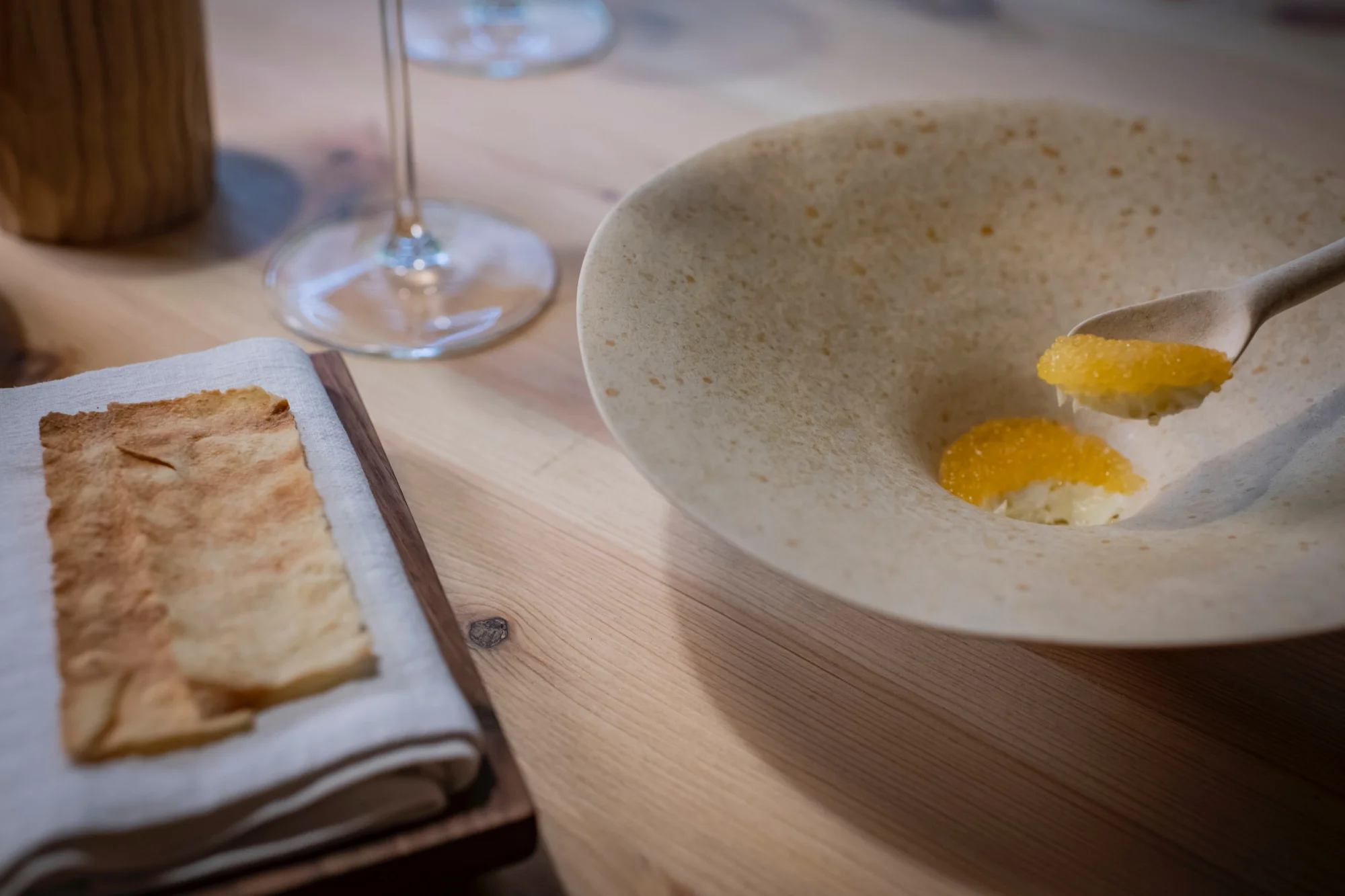 Huevas de Lucio, mantequilla de oveja y miso de esparrago blanco, del restaurante Oba- (Foto: Sofía Moro-Guía Repsol)