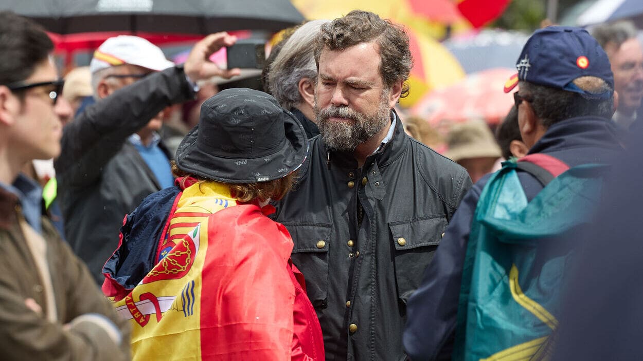 El exportavoz de VOX en el Congreso, Iván Espinosa de los Monteros, durante una manifestación, en la Plaza de Colón, a 10 de mayo de 2025, en Madrid (España). EP. 