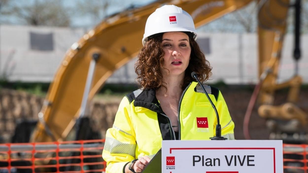 La presidenta de la Comunidad de Madrid, Isabel Díaz Ayuso, durante las obras del Plan Vive. EP. 