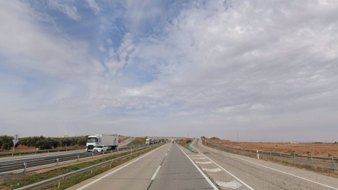 Trágico accidente en la A-4: fallece el camionero atrapado tras el vuelco e incendio en Herencia