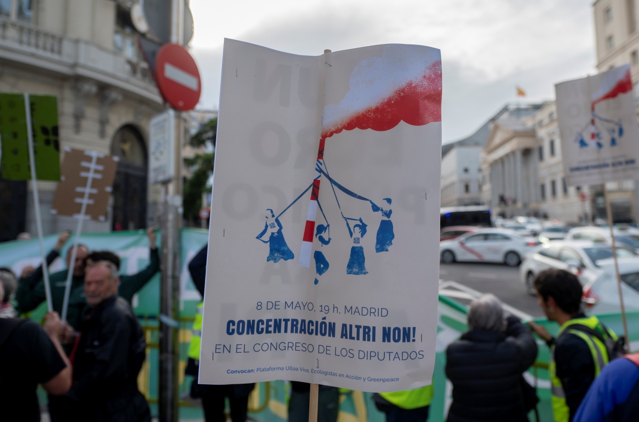 Imagen de la protesta contra Altri celebrada el pasado jueves junto al Congreso de los Diputados (Foto: Europa Press).