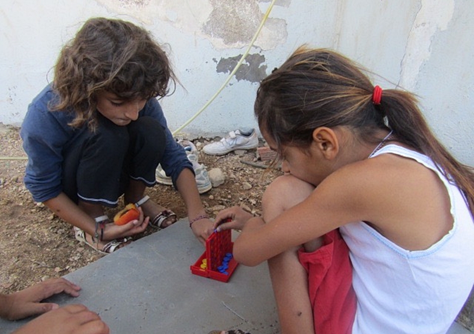 Dos pequeños yazadíes juegan en el campo de refugiados en el que se encuentran en Grecia. 