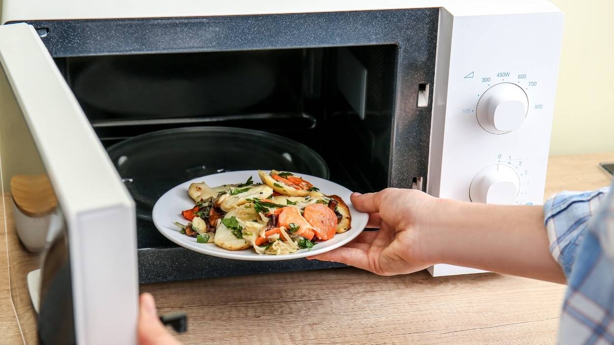 Comida en el microondas. Canva