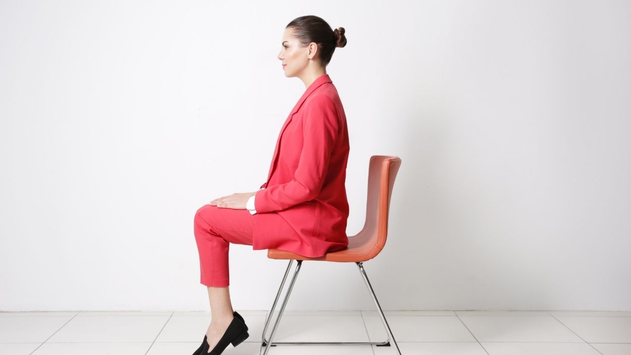Una mujer sentada. Canva