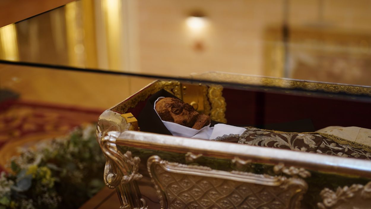 El cuerpo de Santa Teresa de Jesús durante el acto de apertura de veneración pública. EP.