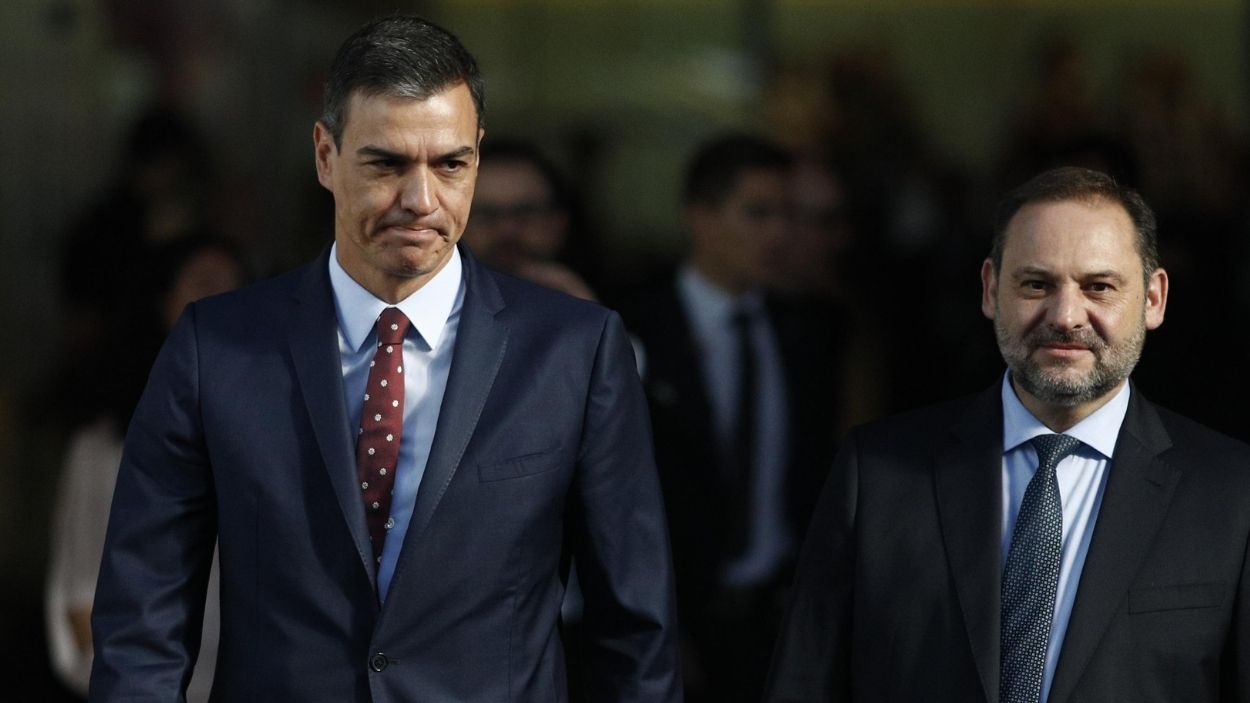 El presidente del Gobierno, Pedro Sánchez, junto a José Luis Ábalos. EPArchivo.
