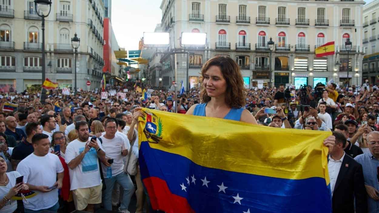 La presidenta de Madrid, Isabel Díaz Ayuso, con la bandera de Venezuela. EP