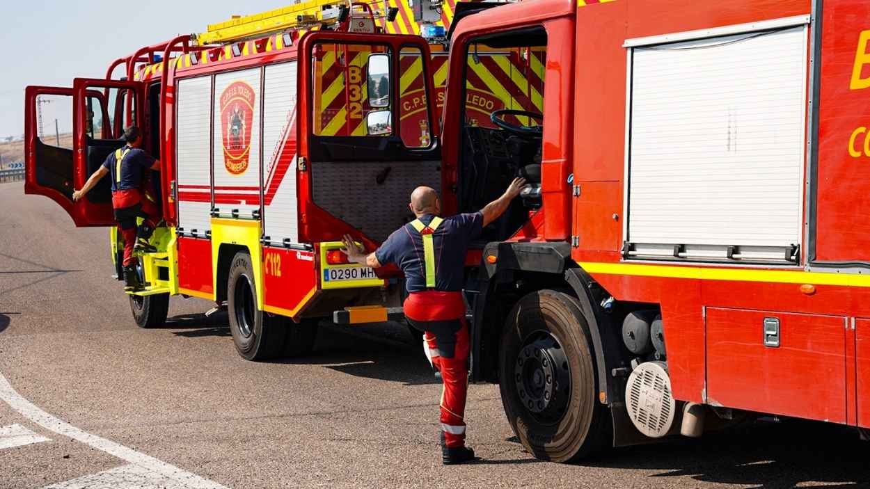Un bombero y un camión de bomberos en el incendio forestal de La Estrella, a 7 de agosto de 2024, en La Estrella, Toledo, Castilla La Mancha (España).