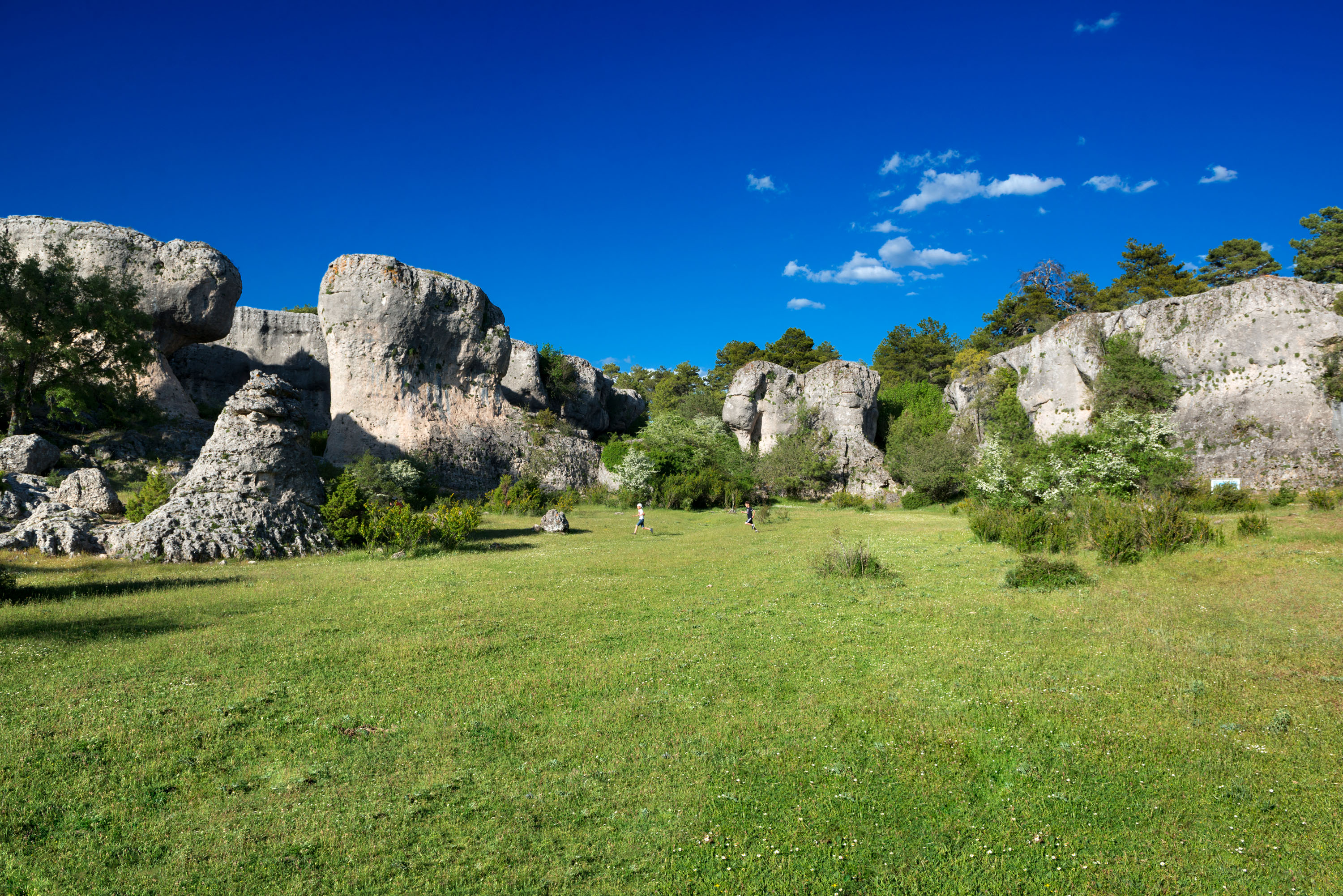 Las majadas de la Serranía de Cuenca, un emblema kárstico de la región, son uno de los paisajes más impresionantes para practicar deportes activos en primavera. ©Turismo Castilla-La Mancha, David Blázquez.