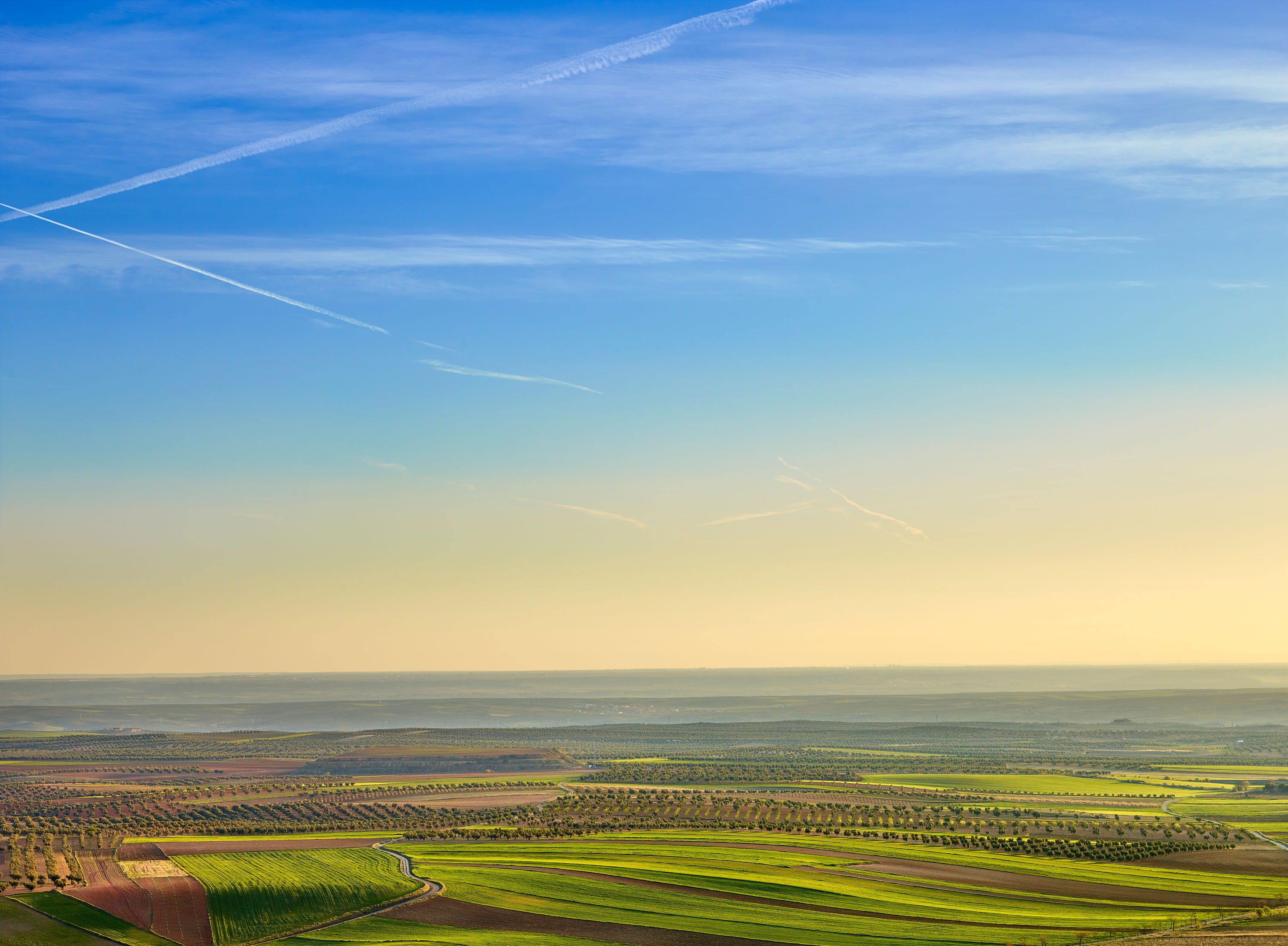 Colinas cubiertas de verde junto al castillo de Almonacid: el ecoturismo también se encuentra donde la historia habita en la tierra. ©Turismo Castilla-La Mancha, David Blázquez.