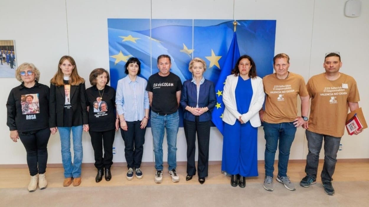 La presidenta de la Comisión Europea, Ursula von der Leyen, con representantes de las asociaciones de víctimas de la DANA. EP.