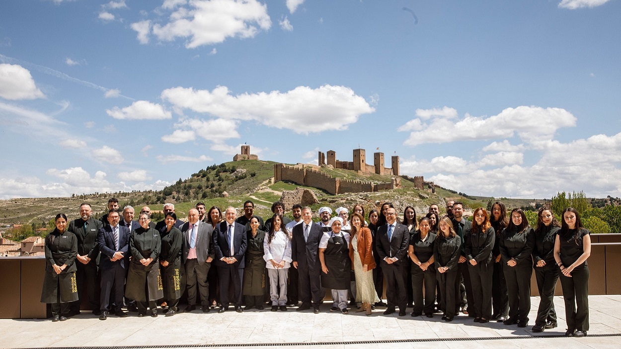 Autoridades políticas durante el acto de inauguración del Parador de Molina de Aragón. EP.
