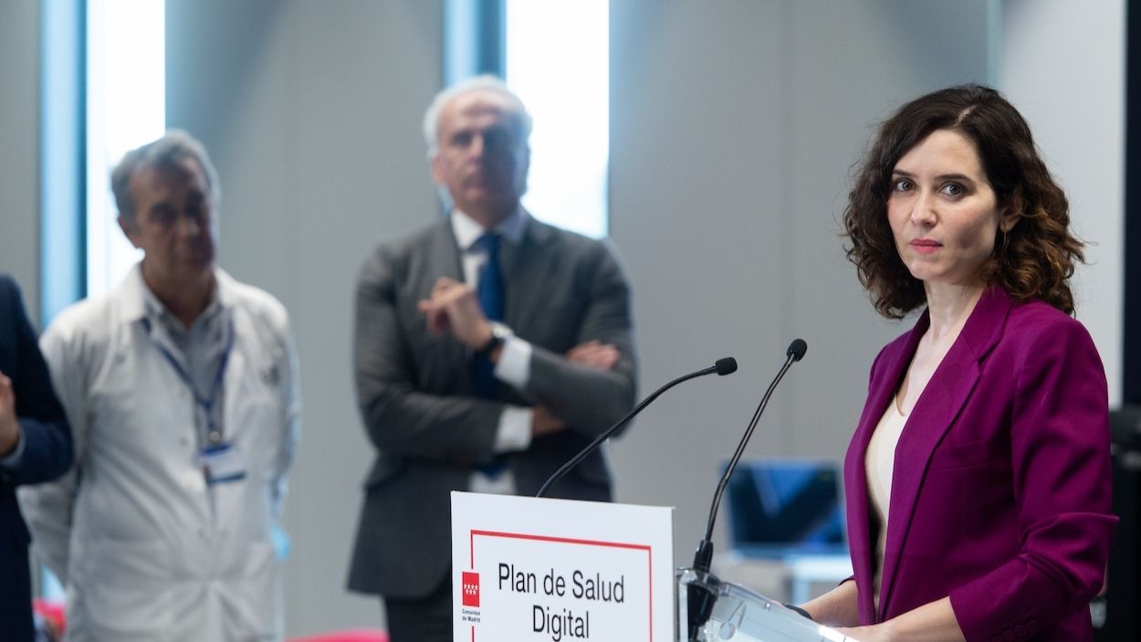 La presidenta de la Comunidad de Madrid, Isabel Díaz Ayuso, en el Hospital Isabel Zendal.