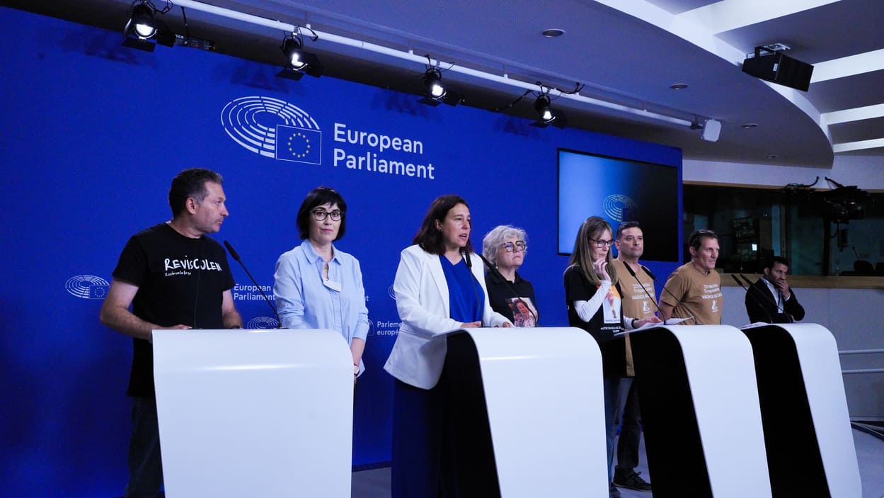 La Presidenta Asociación Víctimes DANA 29 Octubre, María Dolores Gradoli, la Presidenta Associació Víctimes Mortals DANA 29-O, Rosa María Álvarez, y el President Associació Damnificats DANA Horta Sud València, Christian Lesaec, durante una rueda de prensa en el Parlamento Europeo, a 13 de mayo de 2025, en Bruselas (Bélgica). EP.