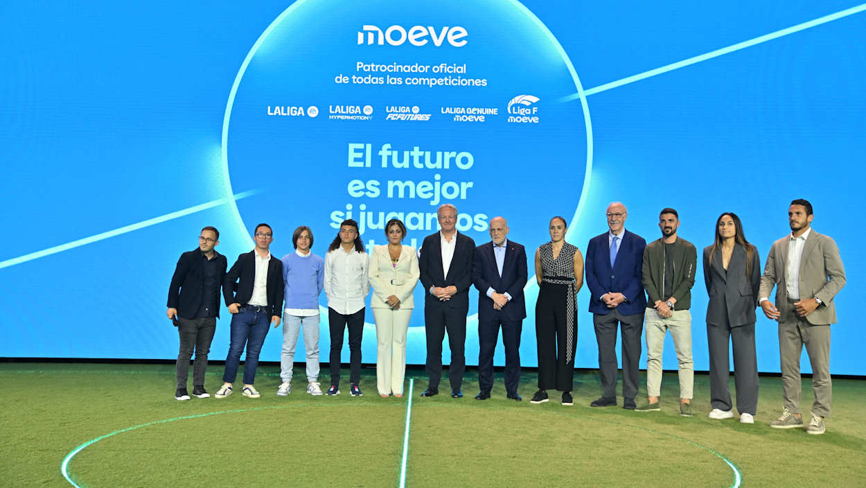 Maarten Westelaar, CEO de Moeve junto a representantes de LALIGA, Liga F, LALIGA GENUINE, LALIGA EA SPORTS, LALIGA HYPERMOTION y FC FUTURE