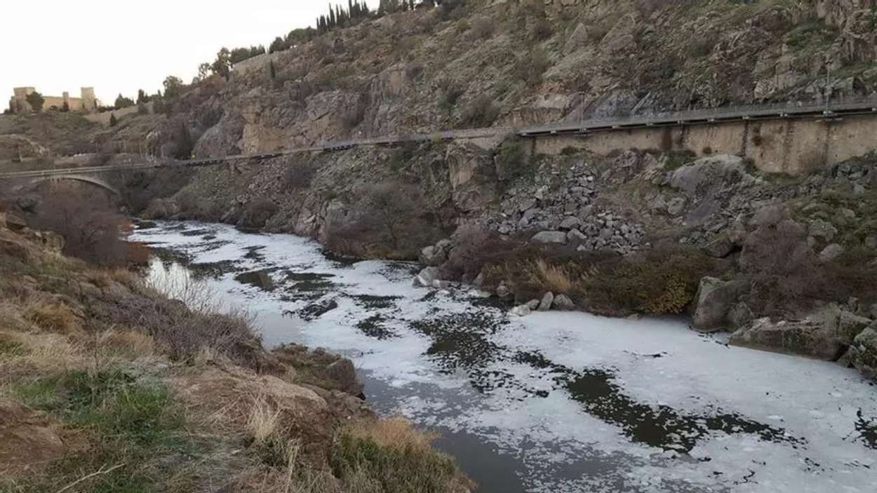 Río Tajo a su paso por Toledo contaminado. Plataforma Río Tajo Vivo.