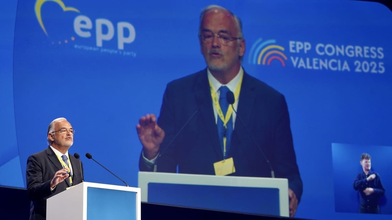 El vicepresidente del Parlamento Europeo y vicesecretario de Institucional, Esteban González Pons, interviene durante Congreso del Partido Popular Europeo (PPE), en la Feria de Valencia, a 29 de abril de 2025, en Valencia, Comunidad Valenciana (España). EP.