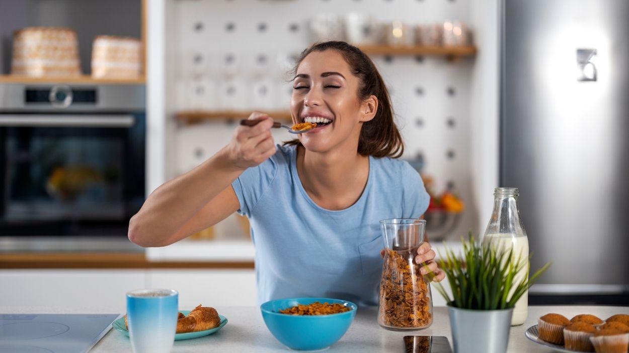 Una mujer merendando. Canva