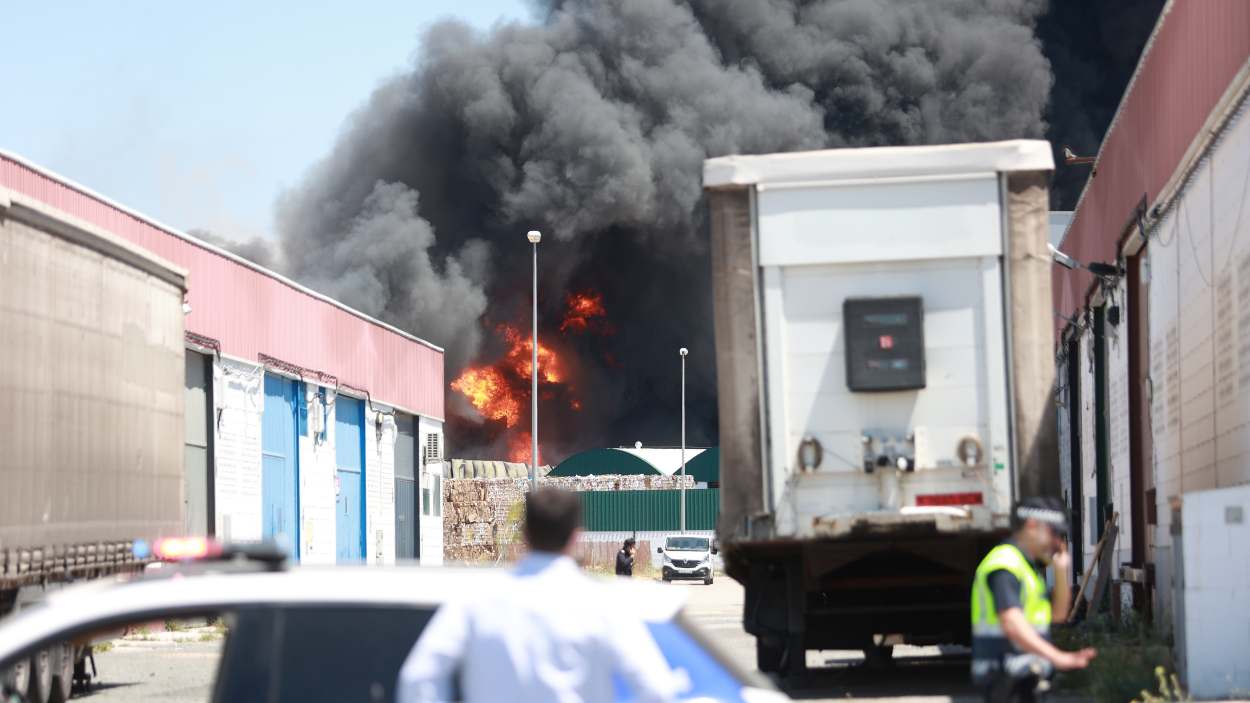 Columna de humo en Alcalá de Guadaíra (Sevilla) tras el incendio de una planta de productos químicos. EP