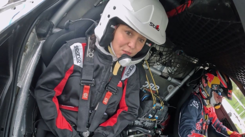 El comentario de Carlos Sainz a Ayuso tras subirse al Ford Raptor con el que compitió en el Rally Dakar