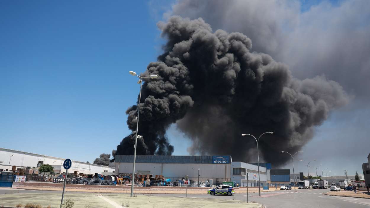 Enorme columna de humo en Alcalá de Guadaíra (Sevilla). EP