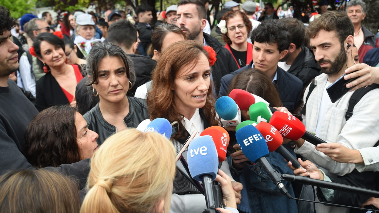 La ministra de Sanidad, Mónica García, atiende a los medios de comunicación en la pradera de San Isidro, a 15 de mayo de 2025, en Madrid (España). EP. 