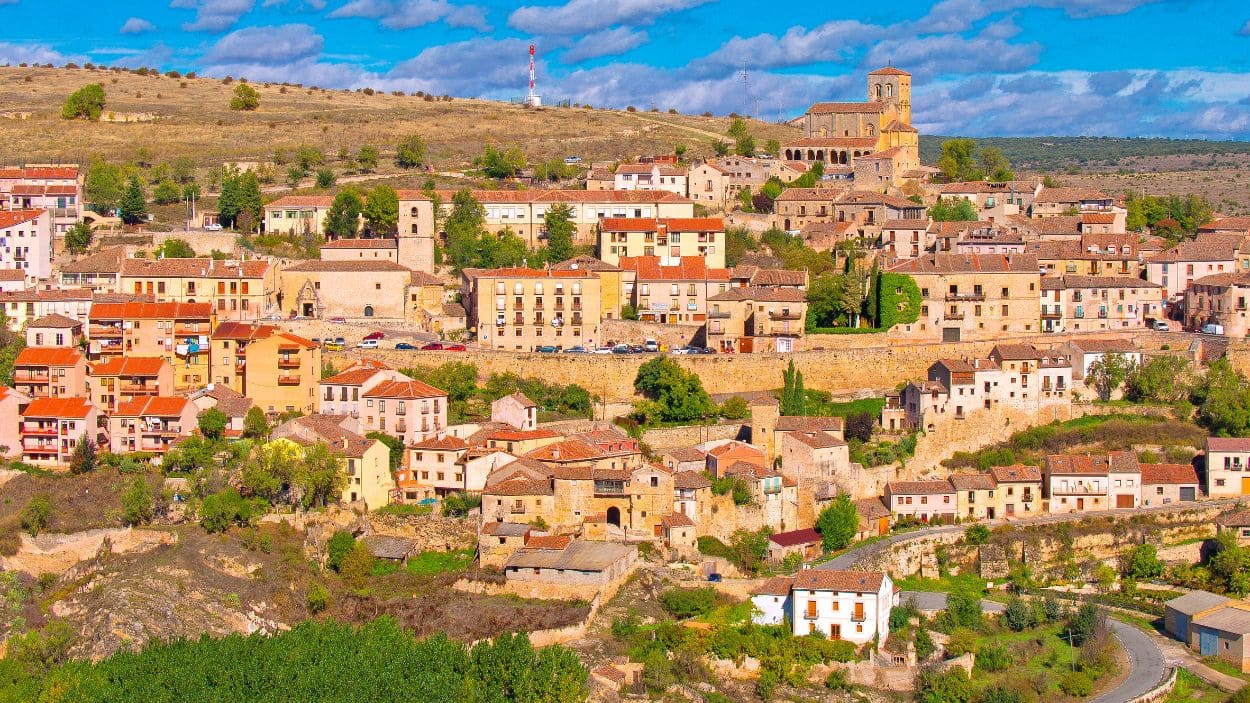 Adéntrate en Sepúlveda, considerado uno de los destinos más impresionantes en Castilla y León con un cañón de 27 kilómetros