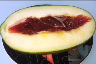 Melón relleno de jamón y huevos fritos con patatas, cebolla y berenjena
