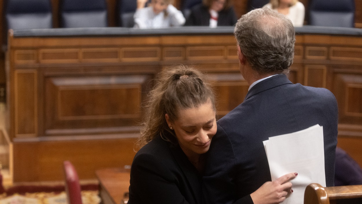 La diputada del PP Ester Muñoz y el presidente del PP, Alberto Núñez Feijóo, durante una sesión plenaria en el Congreso de los Diputados. EP/Archivo.