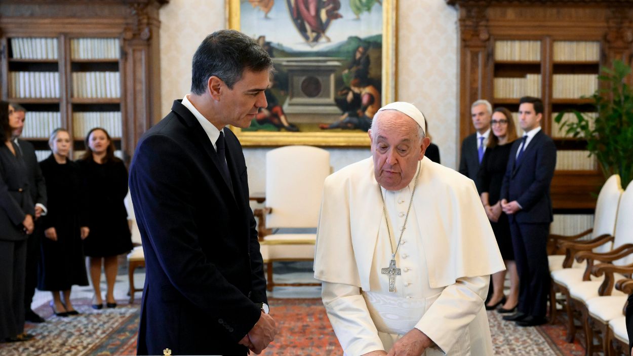 El presidente del Gobierno, Pedro Sánchez, junto al difunto papa Francisco en una visita de Estado al Vaticano. EP.