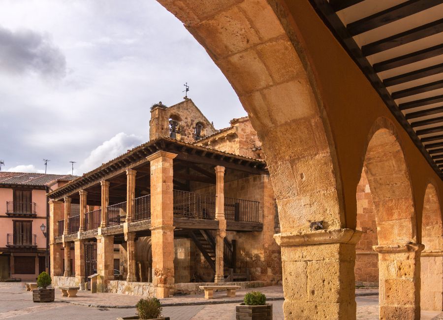 Soportales de la plaza Mayor de Ayllón, en Segovia